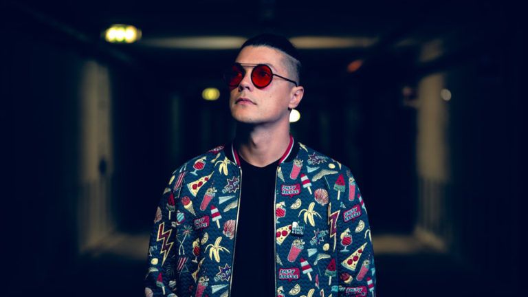 Simon Adams su Radio Tausia