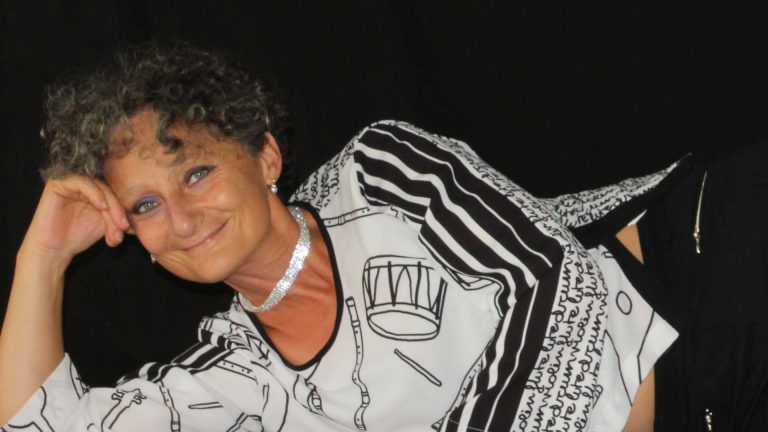 Persona in posa su sfondo scuro