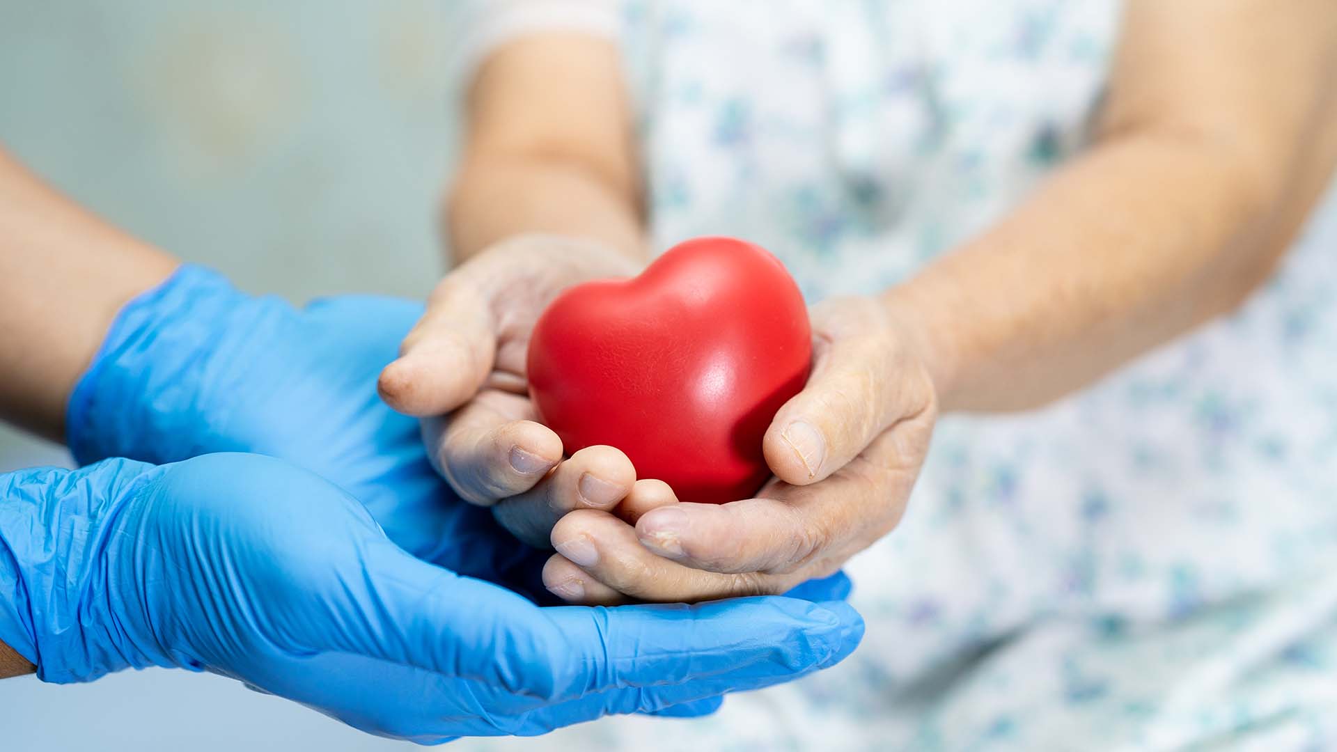 Mani che si scambiano un cuore