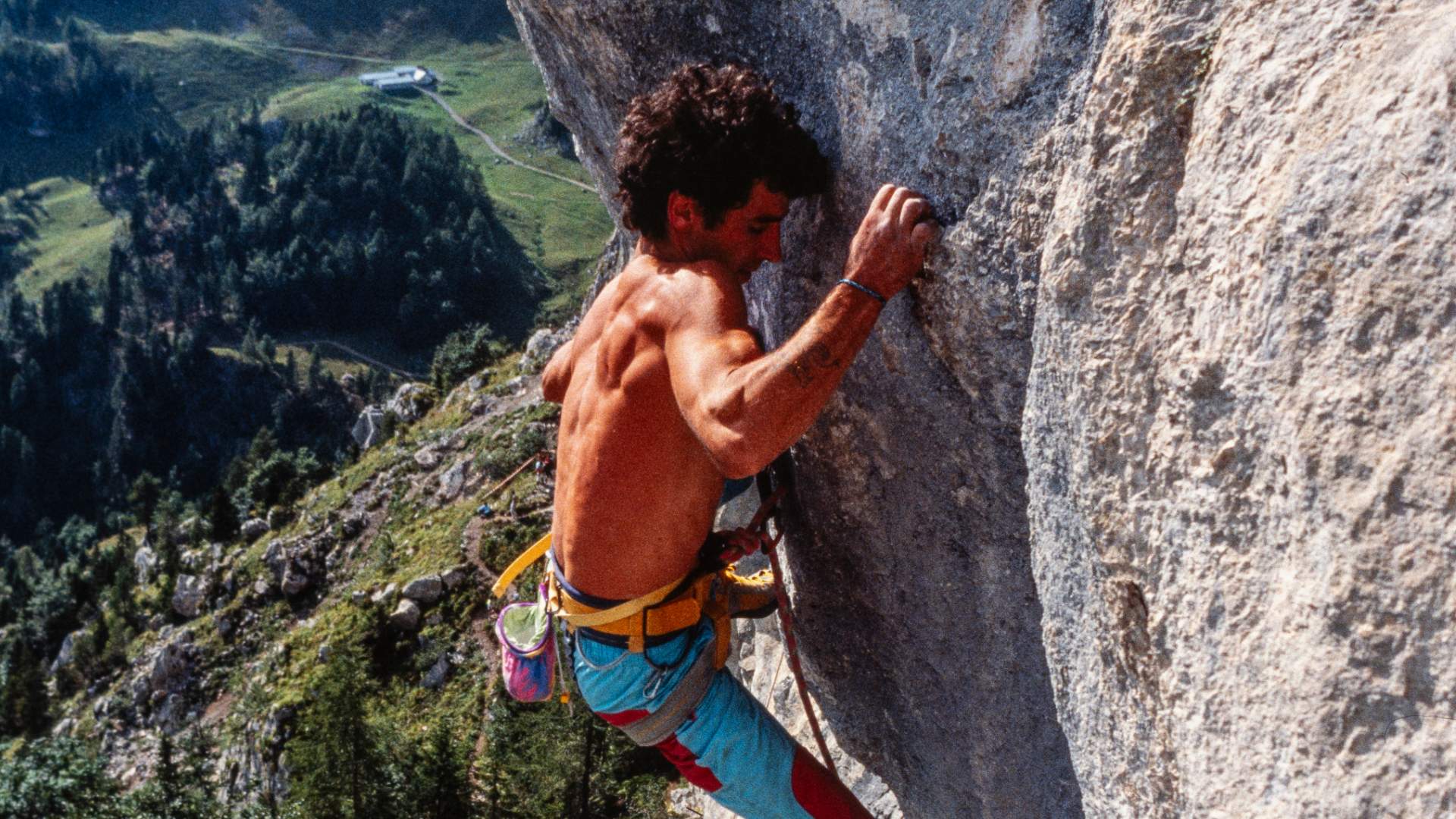 Arrampicatore sulla scogliera del Pal Piccolo durante Arrampicarnia, in Carnia