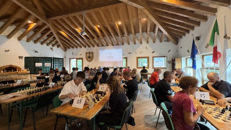 Partita a scacchi durante i corsi di scacchi a Sutrio organizzati dal Circolo di Scacchi Torri Carniche