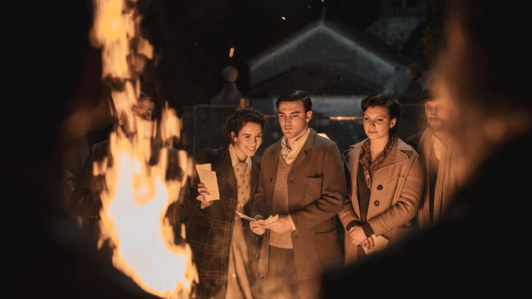 Scena dal set della serie Memoriae girata nel borgo medioevale di Venzone